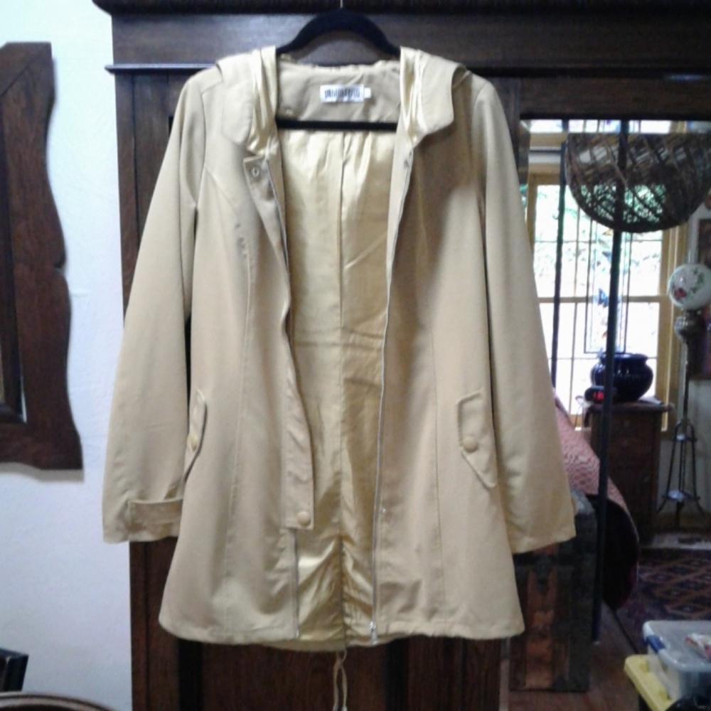 Beautiful coat - Picture 3 of 4